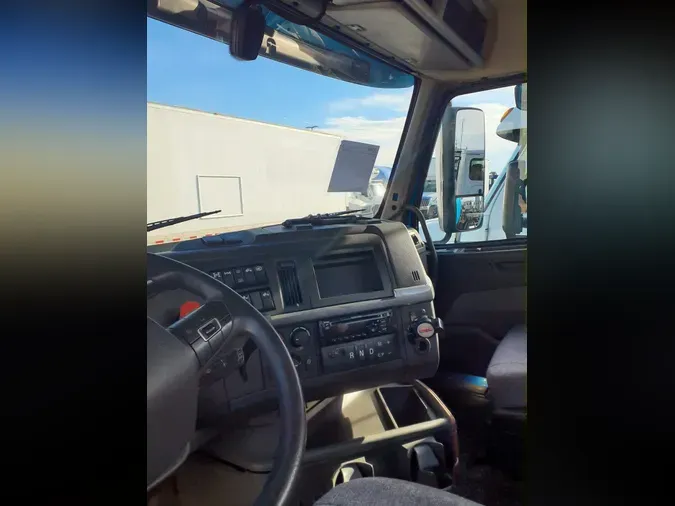 2019 VOLVO VNL64T-300