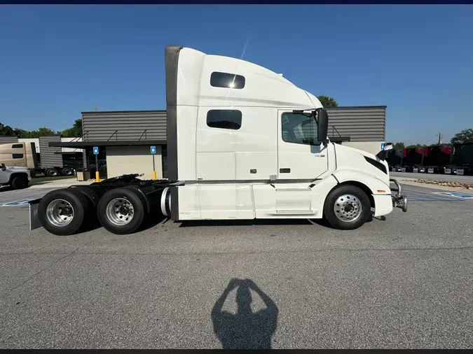 2021 Volvo VNL64T760