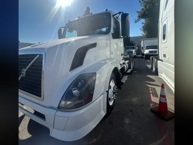 2017 VOLVO VNL64TRACTOR