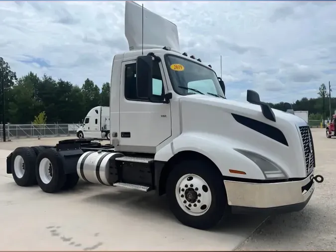 2019 VOLVO VNL64T-300