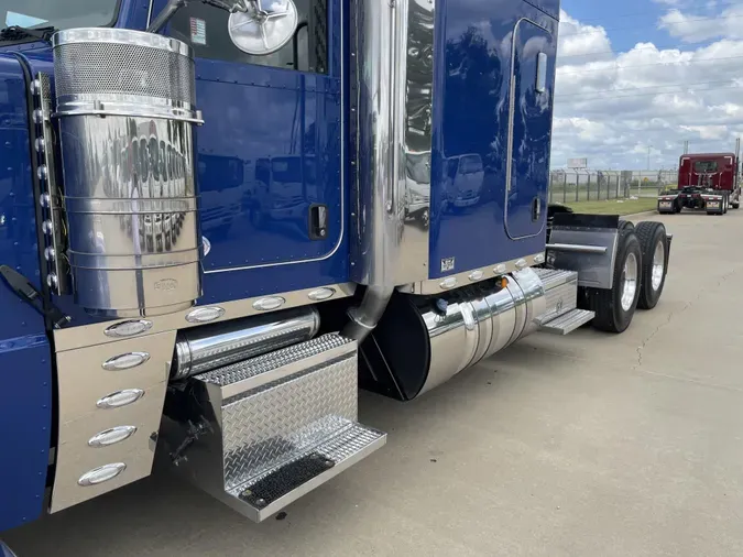 2022 Peterbilt 389