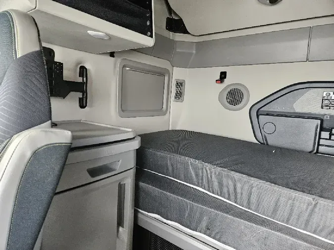 2025 VOLVO VNL64T860