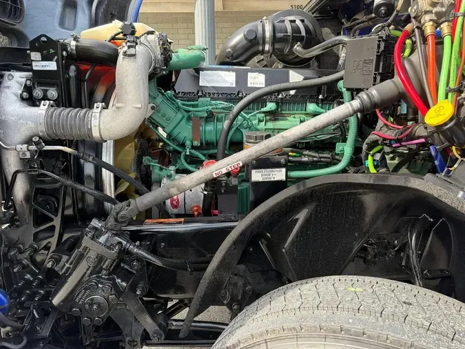 2023 VOLVO VNL64T860