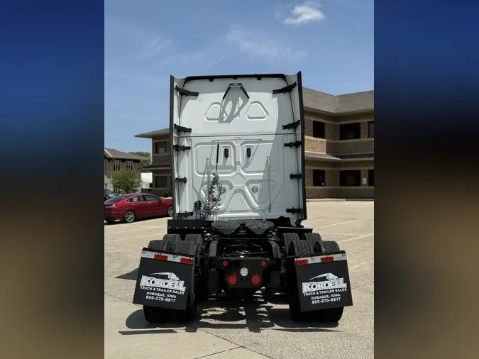 2022 FREIGHTLINER Cascadia 126