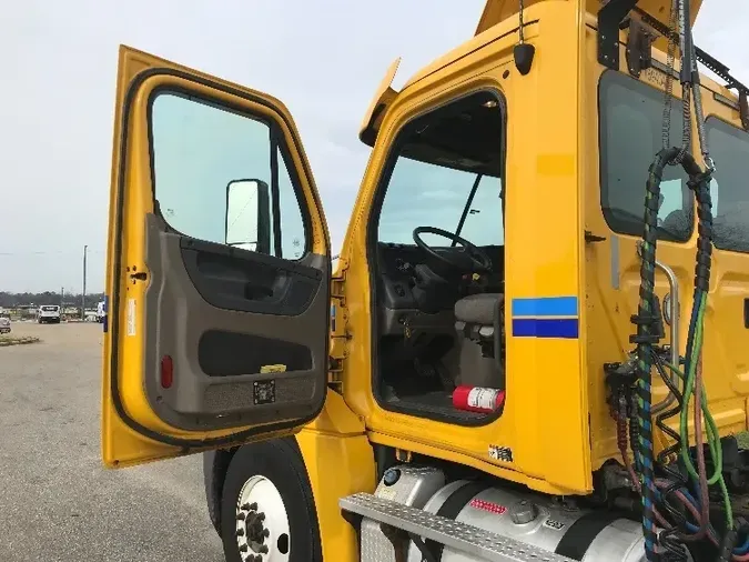 2018 Freightliner X12564ST