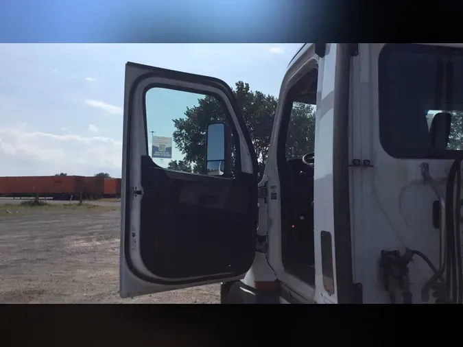 2020 Freightliner Cascadia 126