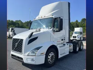 2019 VOLVO VNR64T300