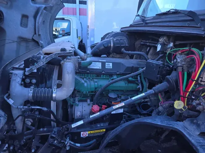 2019 VOLVO VNL64T-300