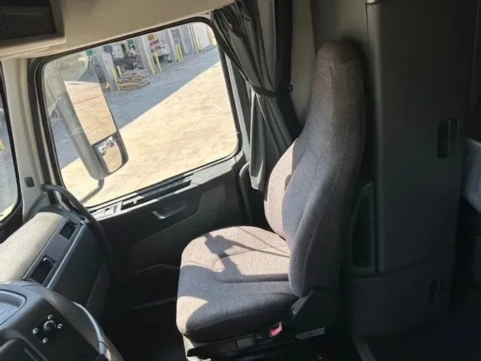 2019 VOLVO VNL64T760