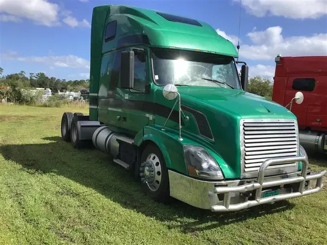 2011 VOLVO VNL670