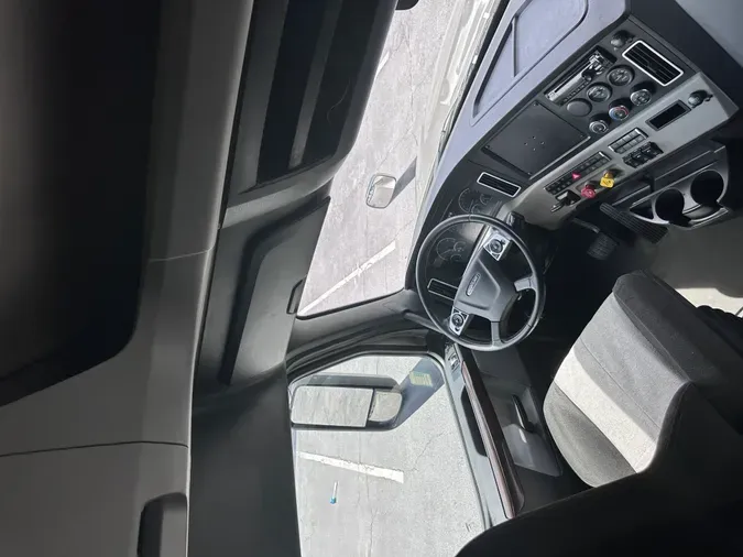 2020 FREIGHTLINER CASCADIA 126