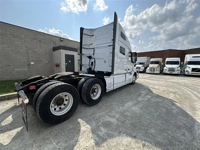 2022 VOLVO VNL760