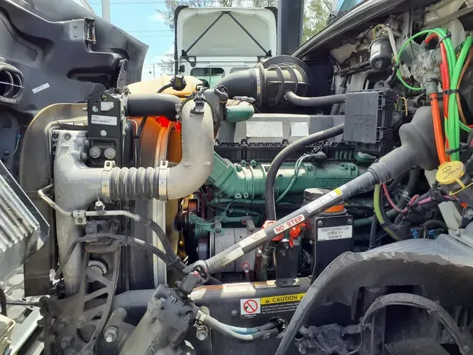2020 VOLVO VNR64T-640