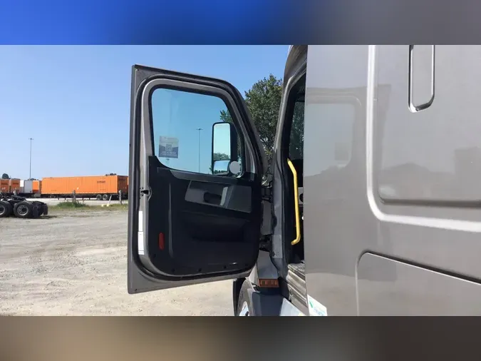 2022 Freightliner Cascadia 126dad66af5363b768568a851240d17a64d