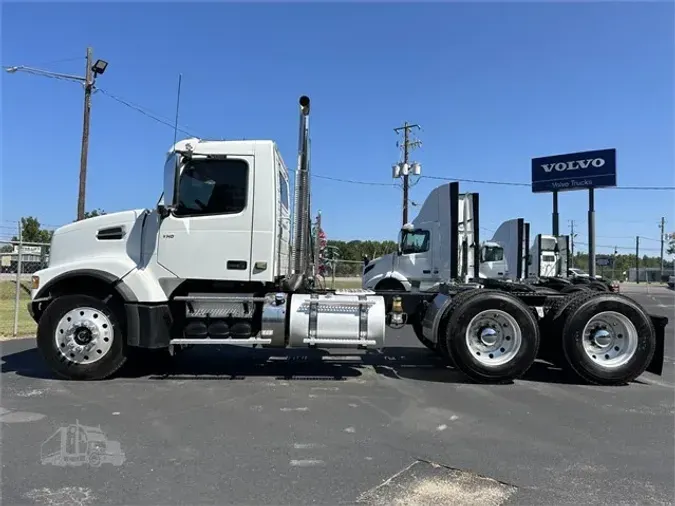 2019 VOLVO VHD64FT300