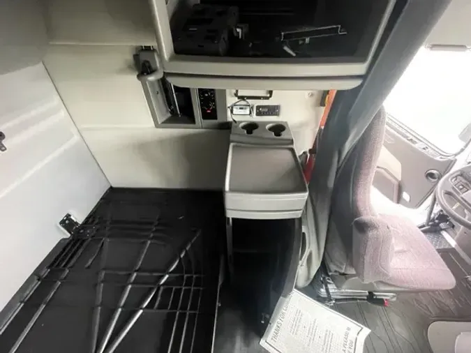 2019 VOLVO VNR64T640