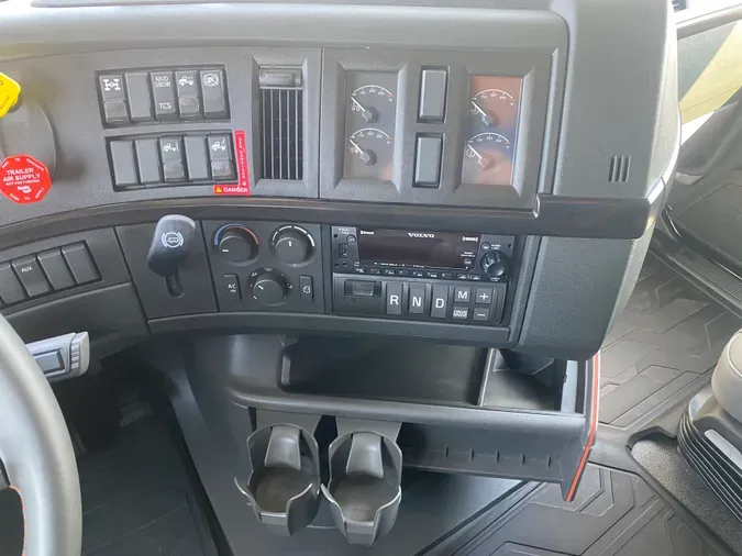 2025 VOLVO VNL64T860