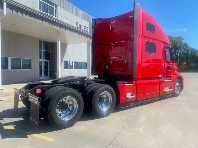 2025 VOLVO VNL64T860