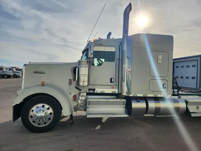 2023 Kenworth W900L