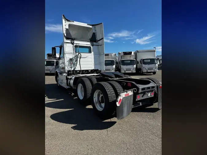 2018 VOLVO VNL64T-300db2124cd785e762f063381b332f68b95