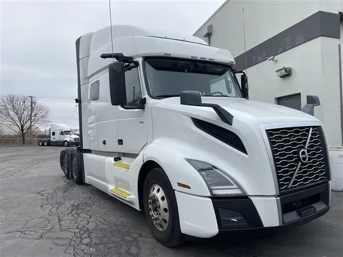 2021 VOLVO VNL740