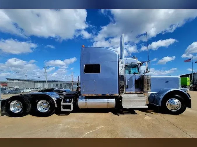 2023 Peterbilt 389