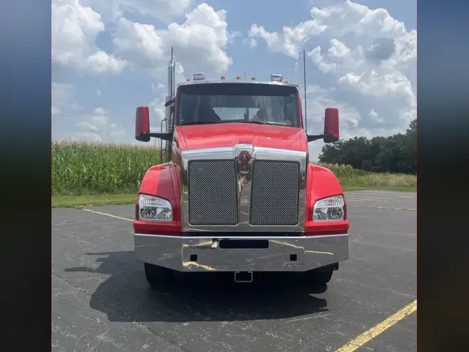 2025 Kenworth T880