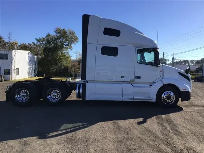 2022 VOLVO VNL64T760