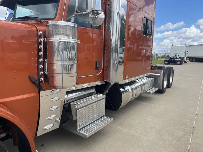 2023 Peterbilt 389