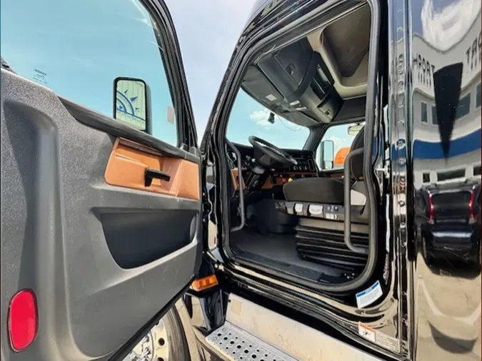 2023 Freightliner Cascadia 126