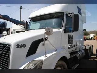 2012 VOLVO VNL64T670