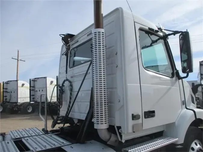 2016 VOLVO VNM64T200