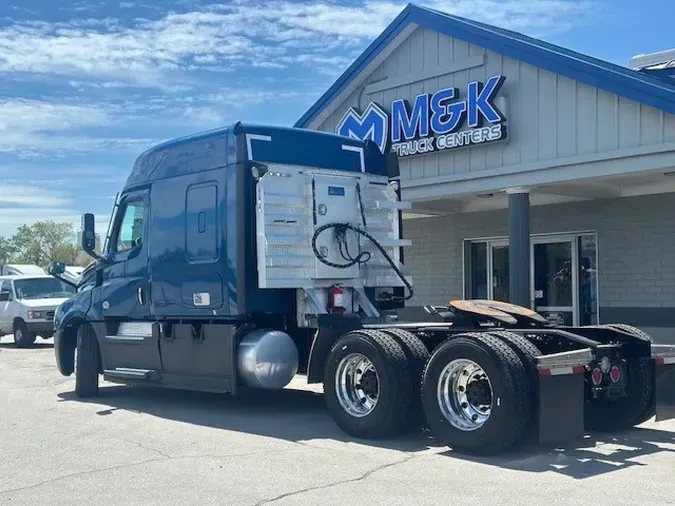 2021 FREIGHTLINER Cascadia 126