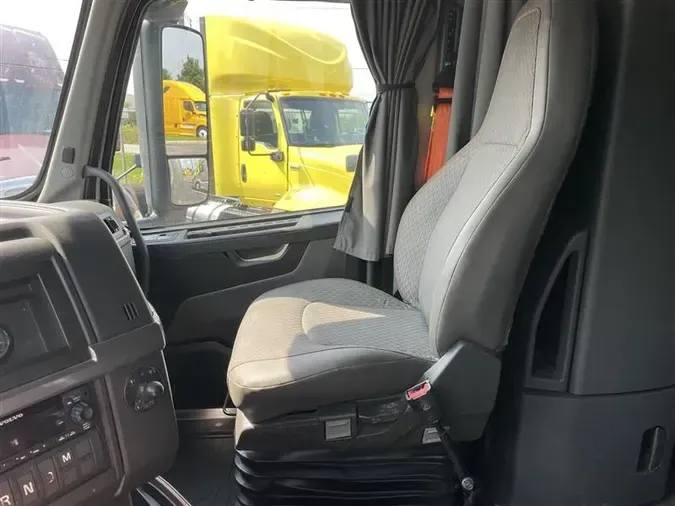 2022 VOLVO VNL760