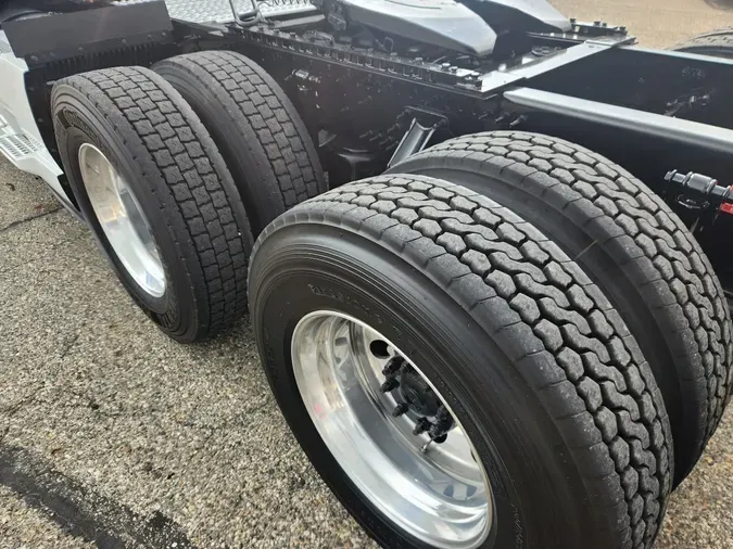 2021 VOLVO VNL64T860
