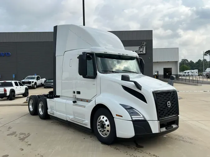 2025 VOLVO VNL64T400