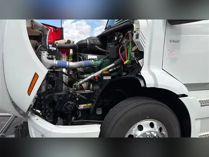 2023 VOLVO VNR64T300