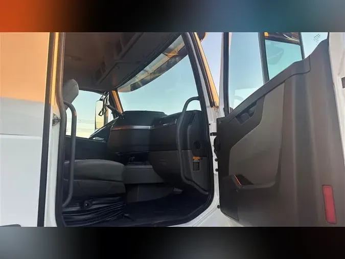 2019 VOLVO VNR400