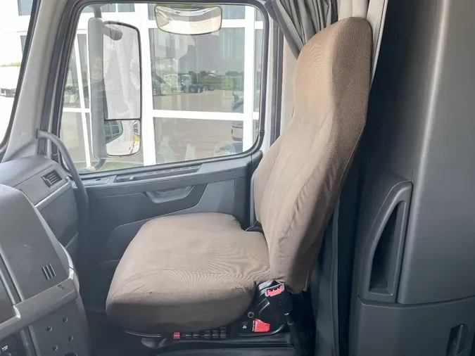 2023 VOLVO VNL860