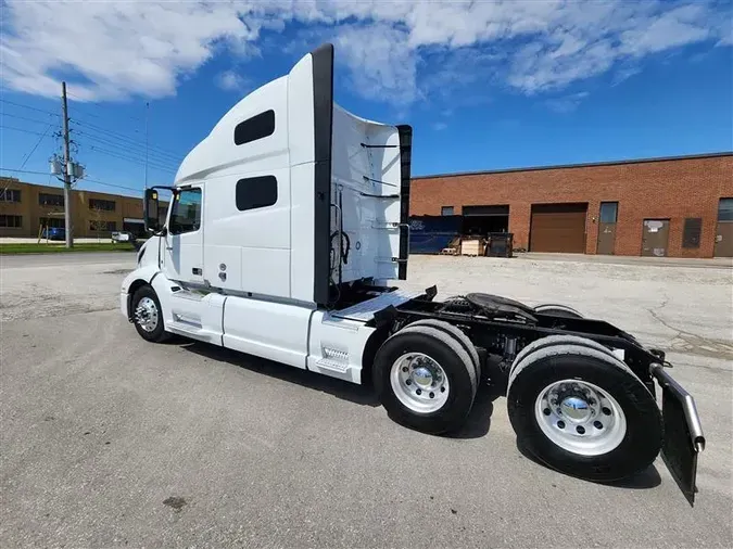 2022 VOLVO VNL760