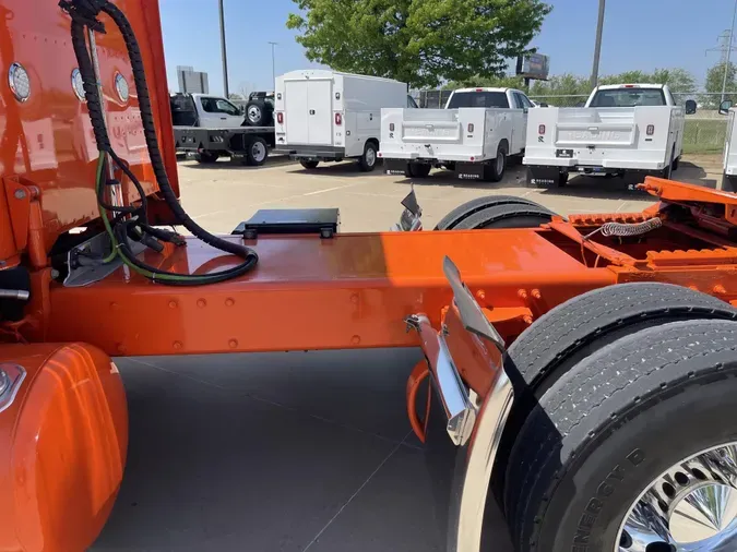2023 Peterbilt 389