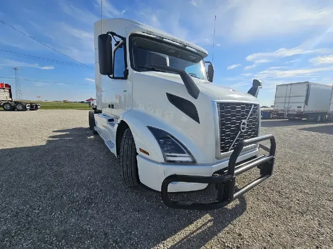 2023 VOLVO VNR64T640