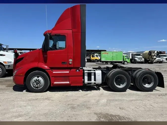 2020 VOLVO VNR64T300