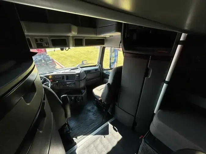 2022 VOLVO VNL860