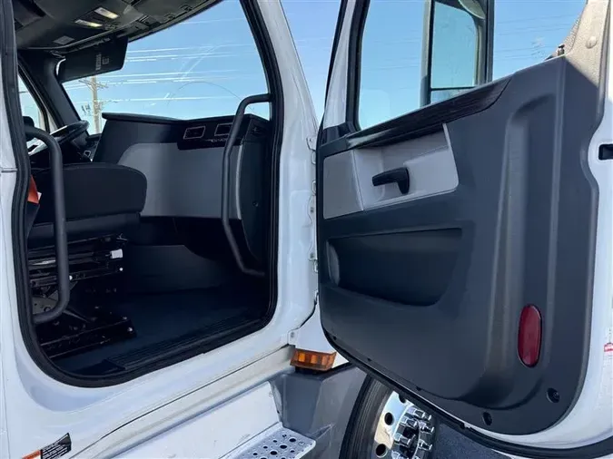 2019 FREIGHTLINER CA126