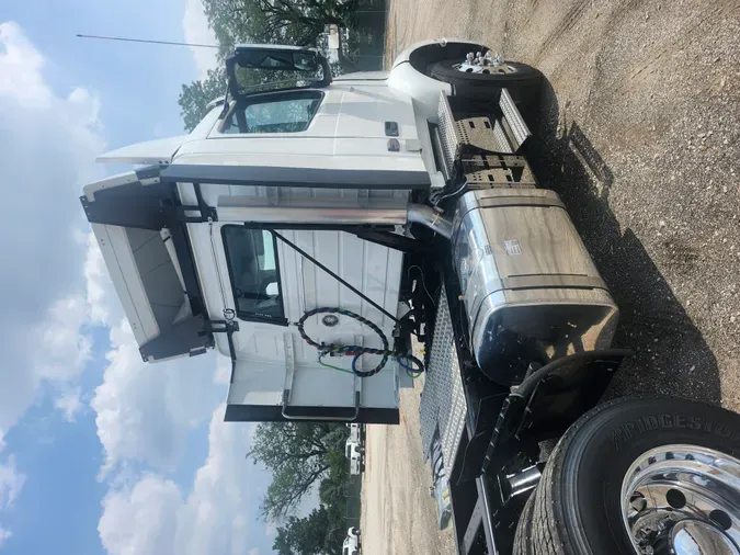 2026 VOLVO TRUCK VNR64T300