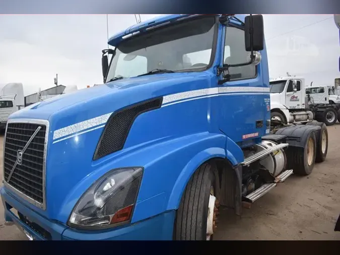 2010 VOLVO VNL64T300