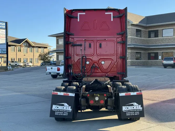 2021 FREIGHTLINER Cascadia 126