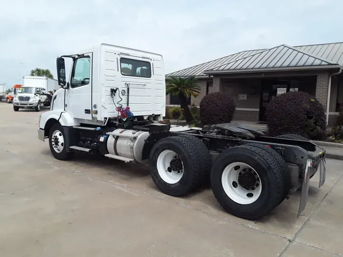 2017 VOLVO VNL64TRACTOR