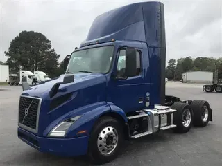 2020 VOLVO VNR300